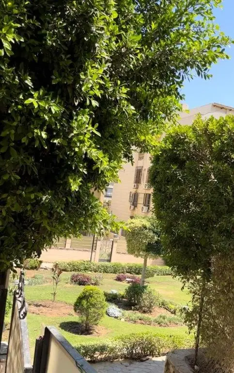 Каир: Comfortable apartment with a private garden near AUC شقه فندقيه