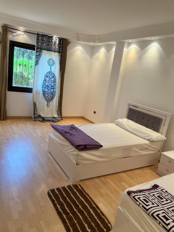 Каир: Comfortable apartment with a private garden near AUC شقه فندقيه