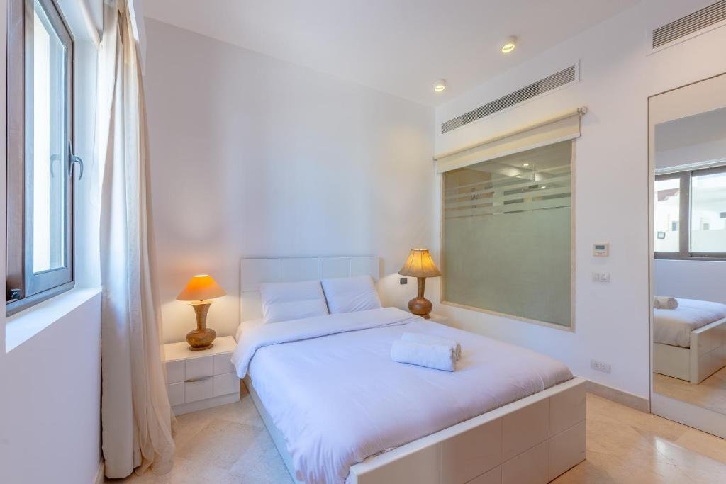 Classy 1-Bedroom Apartment in Ancient Sands with Pool View — фото 1