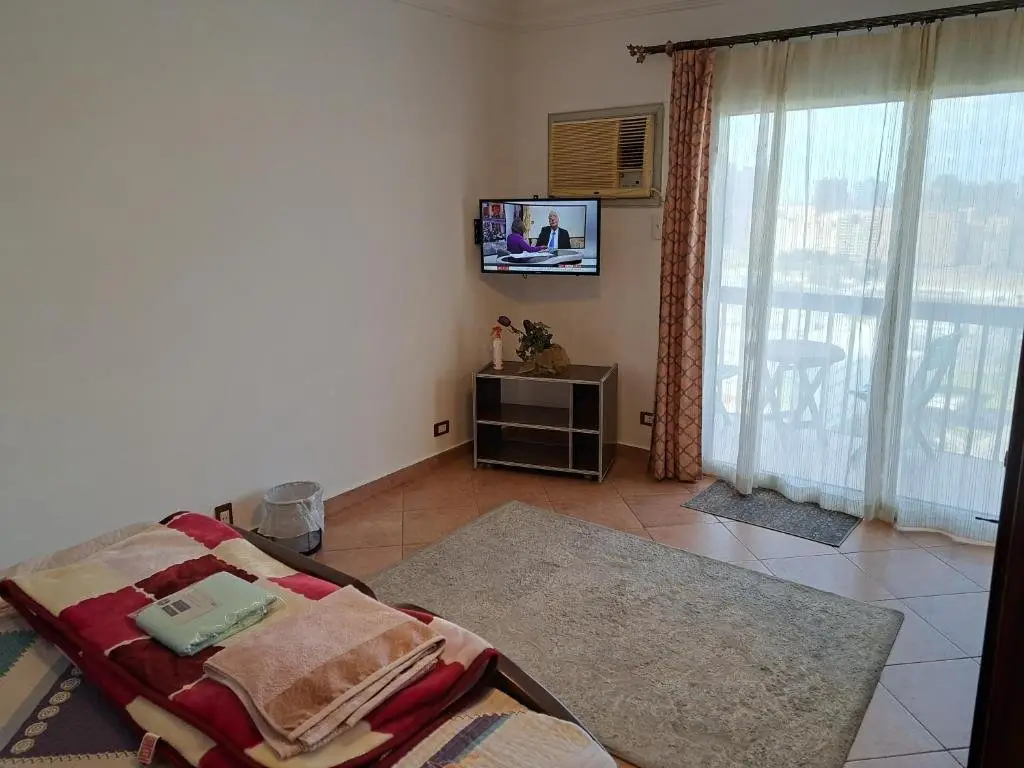 Каир: Three bedrooms apartment Nile view maadi