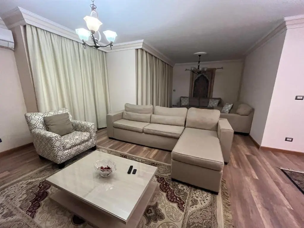 Каир: Families Only - Rehab - 4th Stage - Ground Floor with Garden