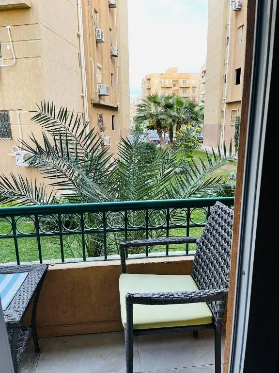Каир: Lovely 2-Bedroom Condo in Compound w Jacuzzi Garden View Wi-Fi, Netflix
