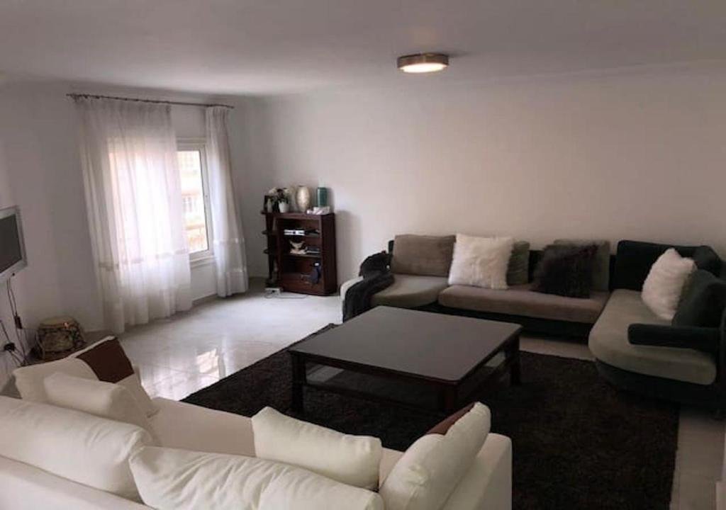 Каир: Modern 3 Bedroom Apartment Walk to Cafés & Bookstores