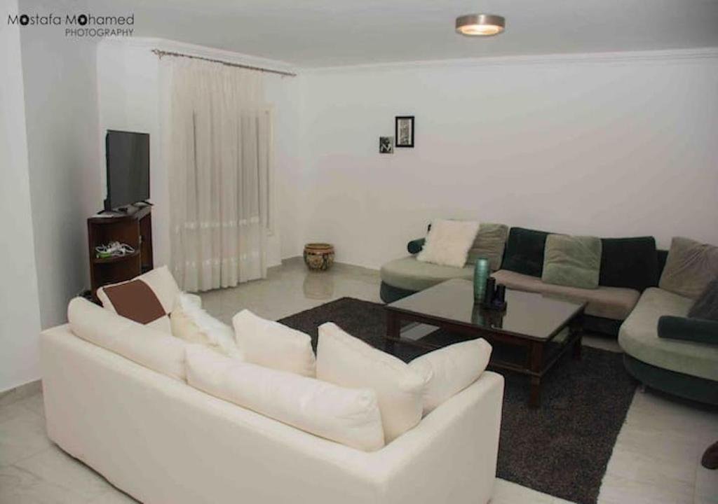 Каир: Modern 3 Bedroom Apartment Walk to Cafés & Bookstores