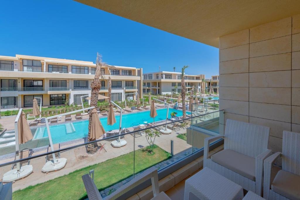Boho-Chic Studio Apartment in G-Cribs, Pool View — фото 1