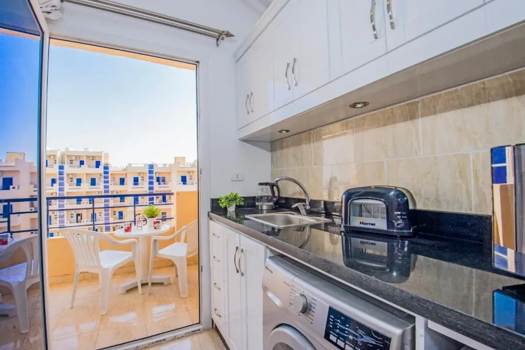 Хургада: Pool View Near El Gouna With Top Floor Balcony & Kitchen - 2 x Large Pools - European Standards - Tiba Resort C34