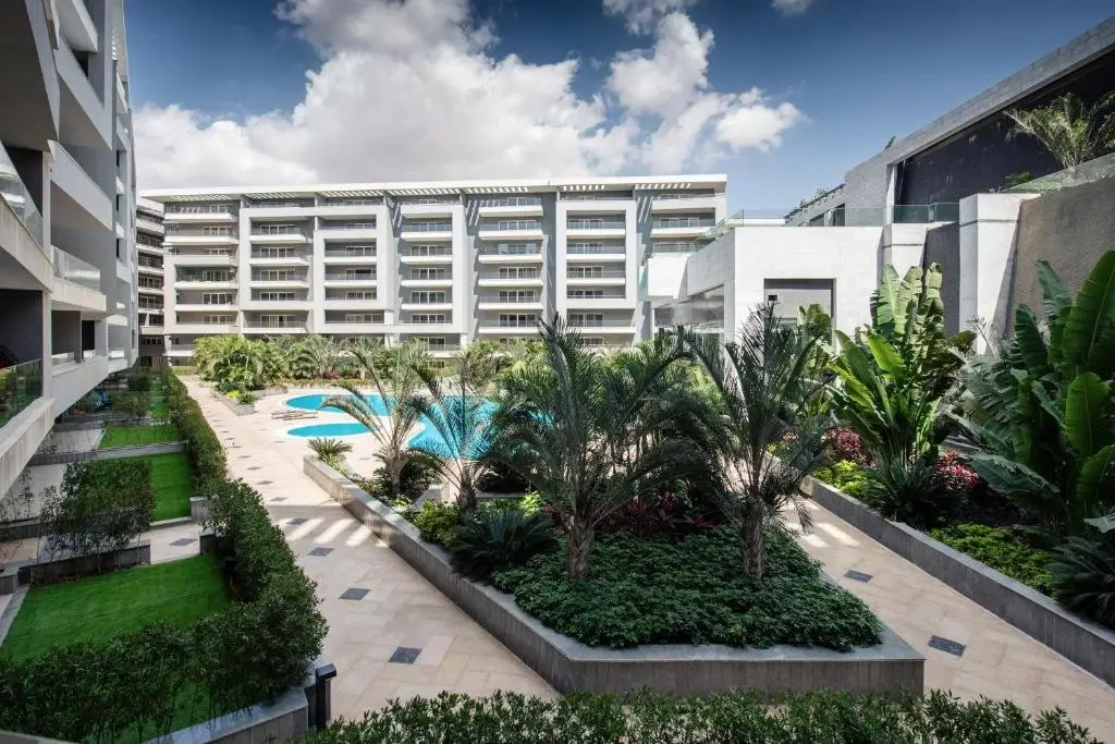 Waterfront Designer 2br W/ Pool Access - 5 Min To Airport — фото 1