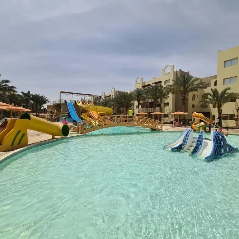 1 bedroom with beach and pool in Nubia Resort Hurghada — фото 1