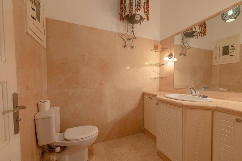 Эль-Гуна: Elegant 1BR Apartment in South Marina Ground Floor