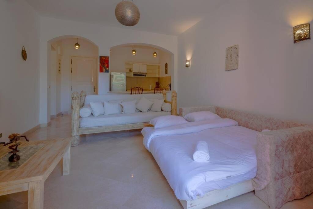 Эль-Гуна: Elegant 1BR Apartment in South Marina Ground Floor