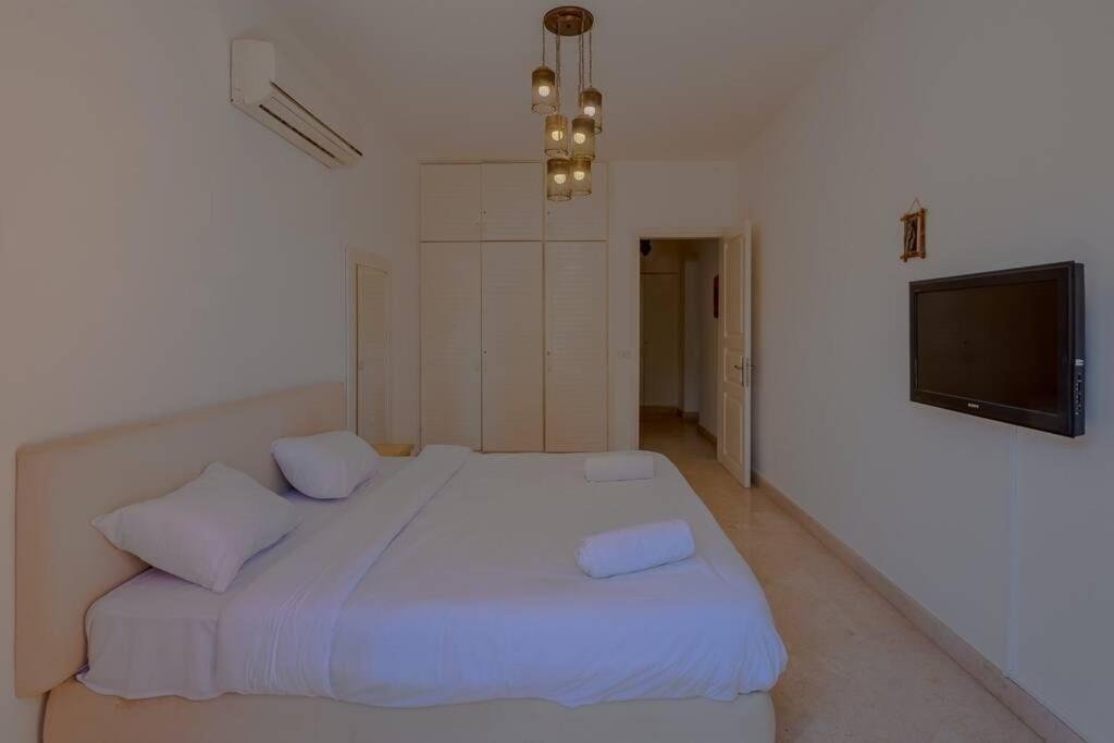 Эль-Гуна: Elegant 1BR Apartment in South Marina Ground Floor