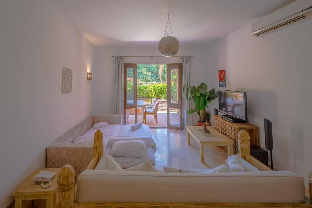 Эль-Гуна: Elegant 1BR Apartment in South Marina Ground Floor