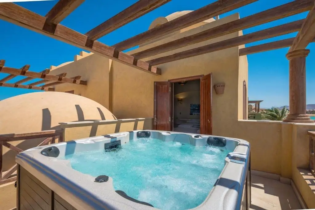 Scenic Views 3 Bedroom Villa with Private Jacuzzi in Sabina — фото 1