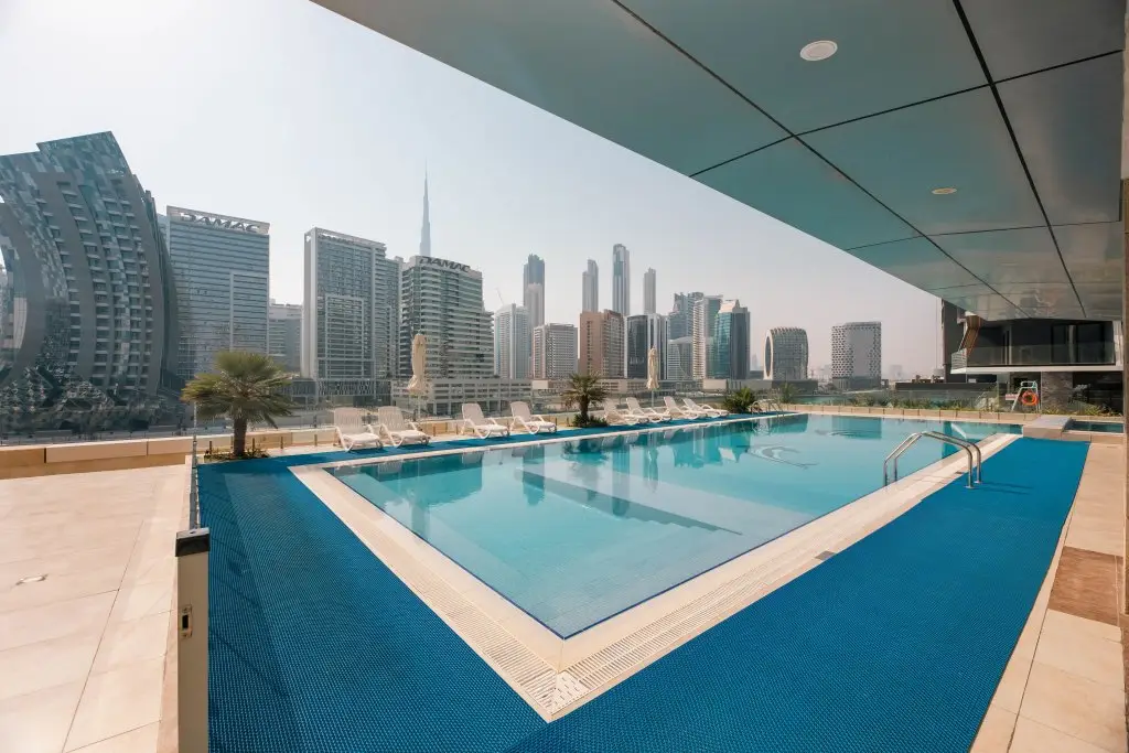 Апартаменты Urban Caves - Modern Urban Retreat With Wide City Views — фото 1