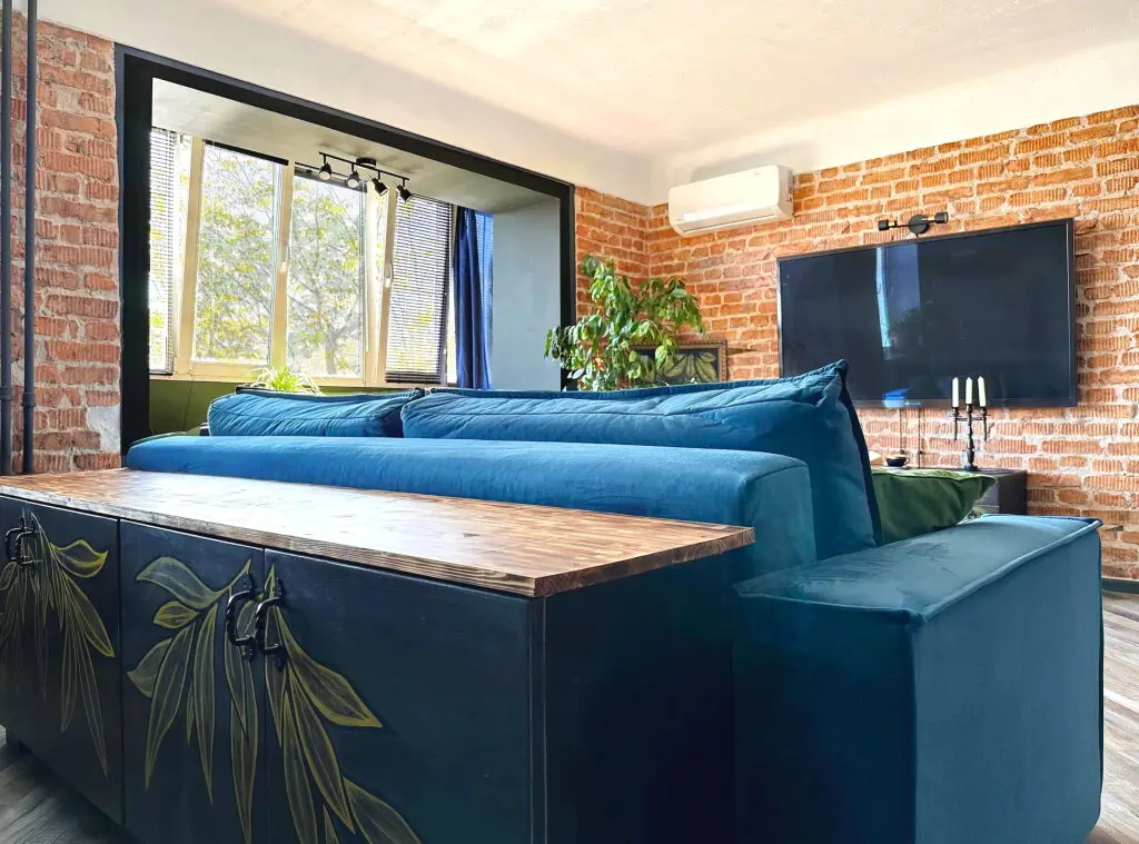 Владивосток: Квартира Двухкомнатная в Стиле Loft с Видом на Бухту Золотой Рог