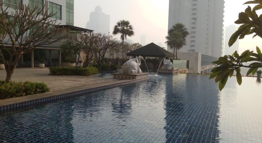 Бангкок: Baan Sathorn River and Pool view