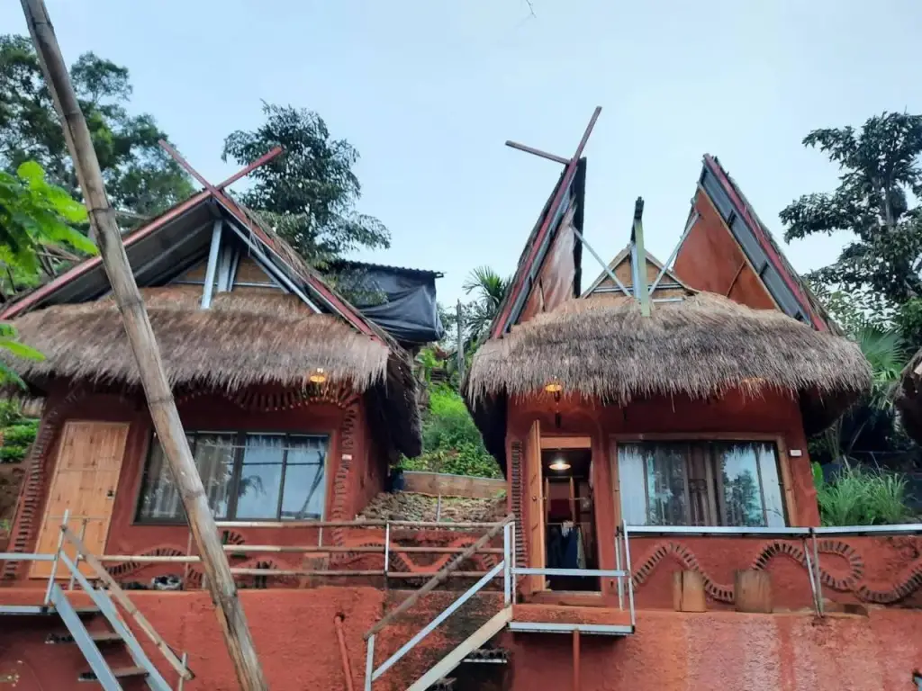 Mae Chan: Akha Mud House Mae Salong