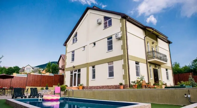 Глебовское: Guest House Izumrud