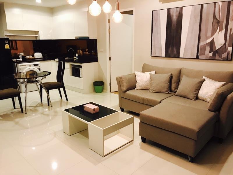 Бангкок: Modern apartment with many amenities