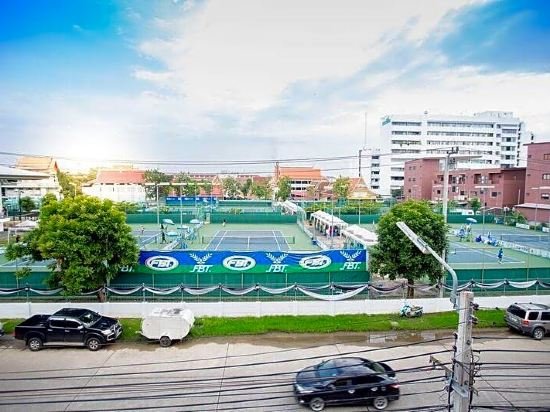 Паккрет: The Room at Lawn Tennis