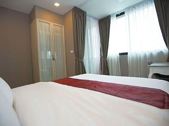 Паккрет: The Room at Lawn Tennis