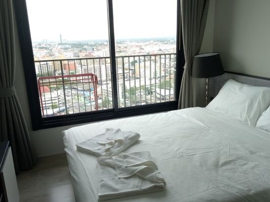 Паттайя: New 31 Story Infinity Pool High Rise Sea View Apartment