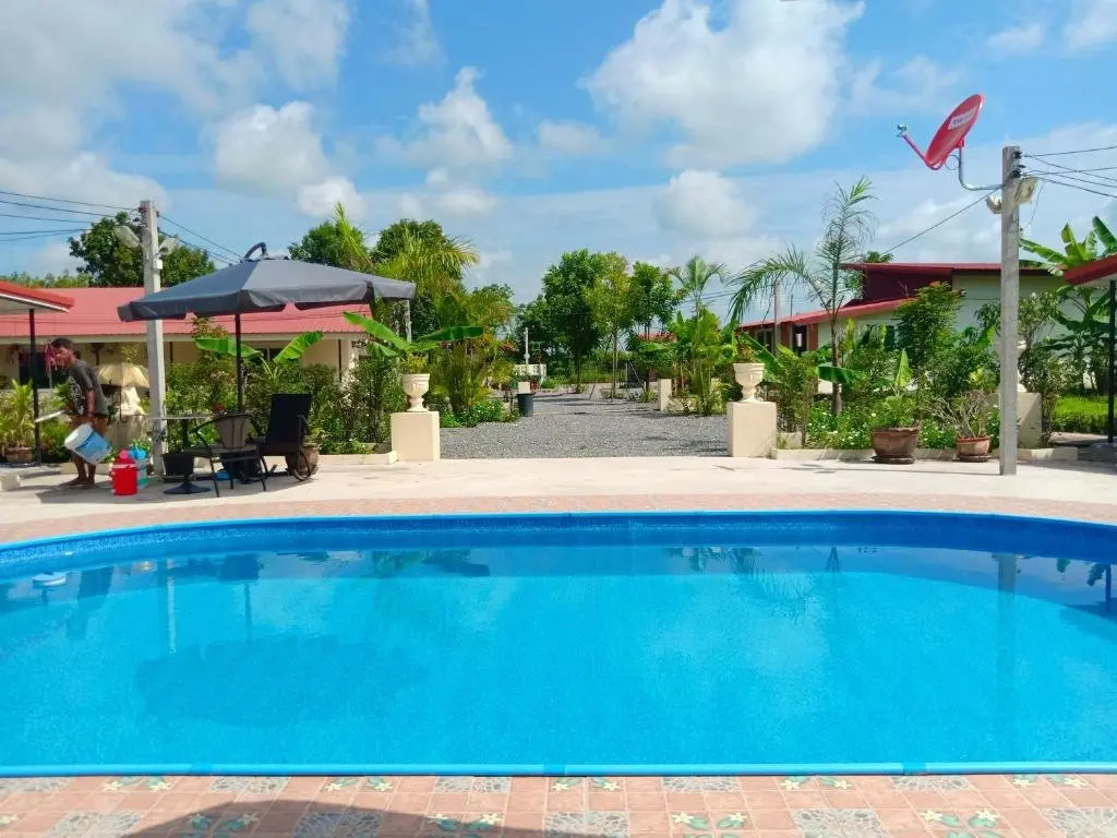 Бан-Мак-Хен: Private 2 Bedroom Villa With Swimming Pool Tropical Gardens Fast Wifi Smart Tv