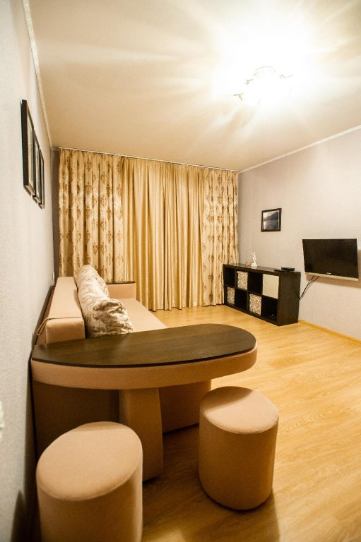 Москва: Cozy 2 Bedroom Apartment. 1 Min To Subway Station