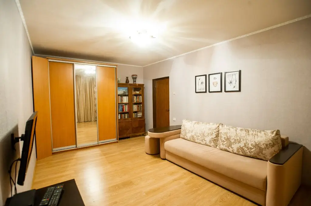 Москва: Cozy 2 Bedroom Apartment. 1 Min To Subway Station