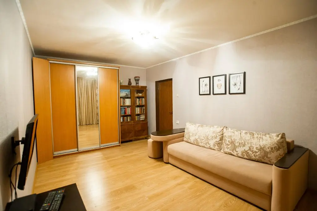 Москва: Cozy 2 Bedroom Apartment. 1 Min To Subway Station