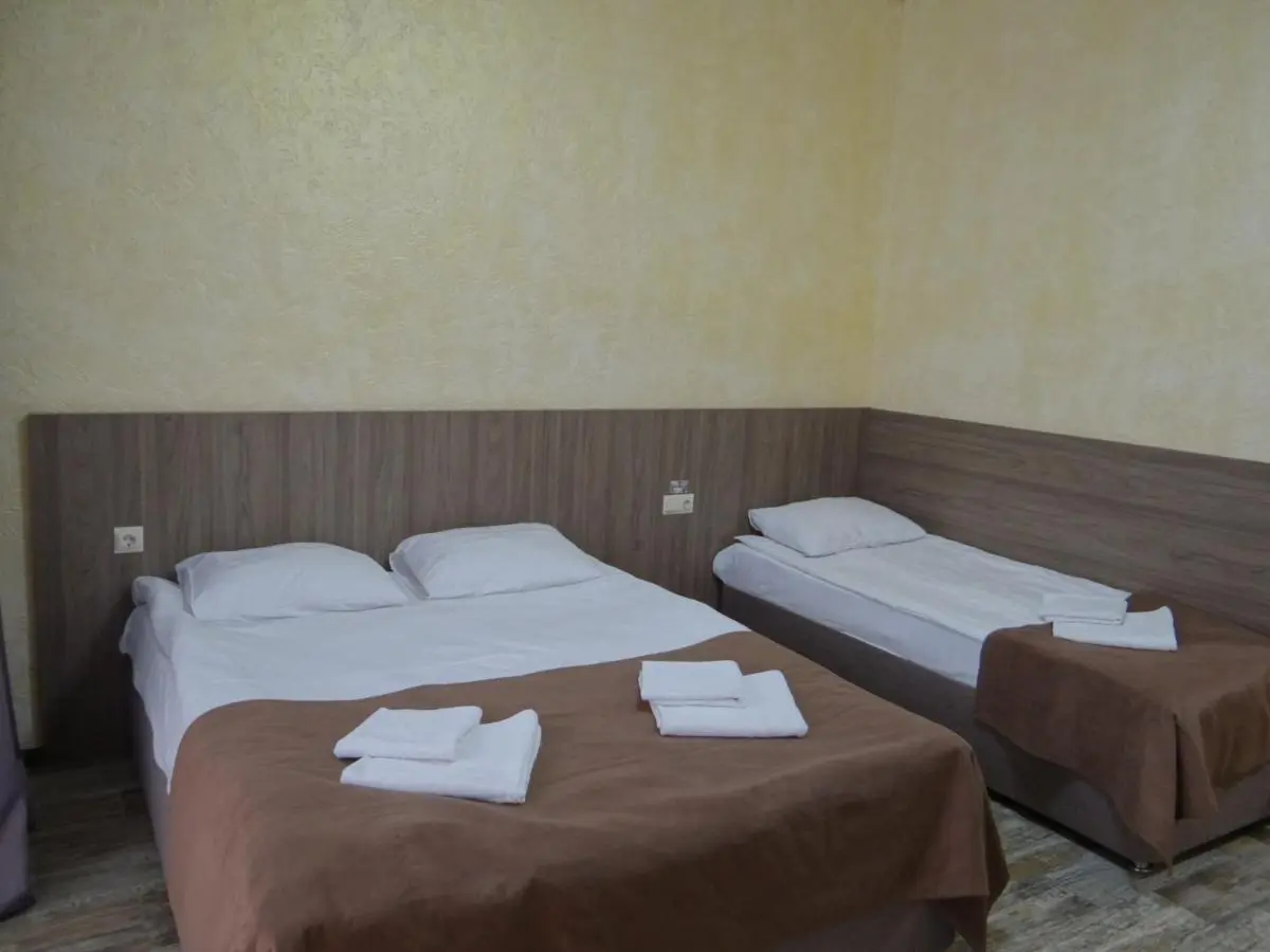 Лоо: Guest House Elion