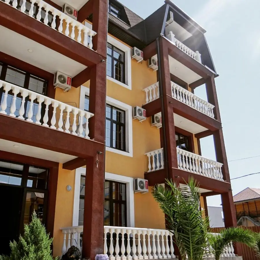 Лоо: Guest House Elion