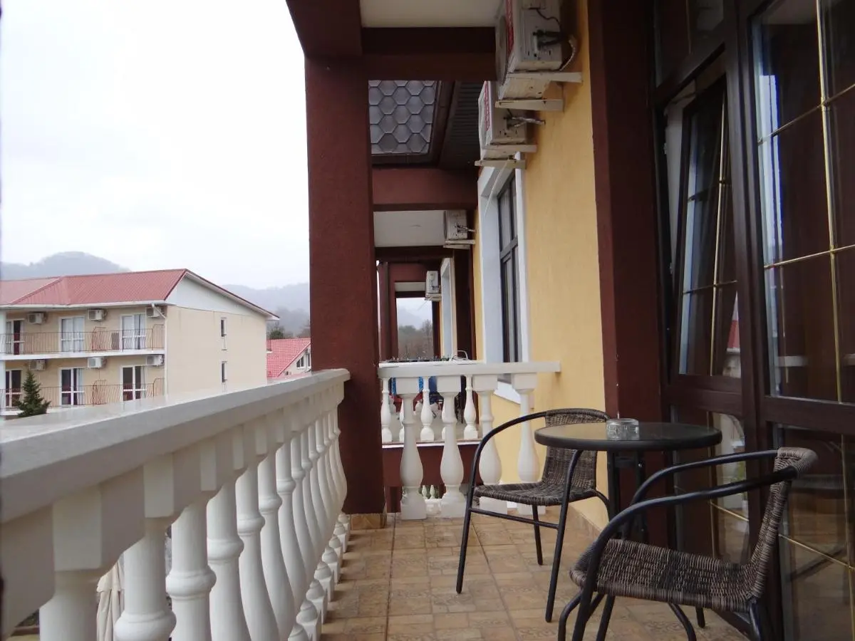 Лоо: Guest House Elion