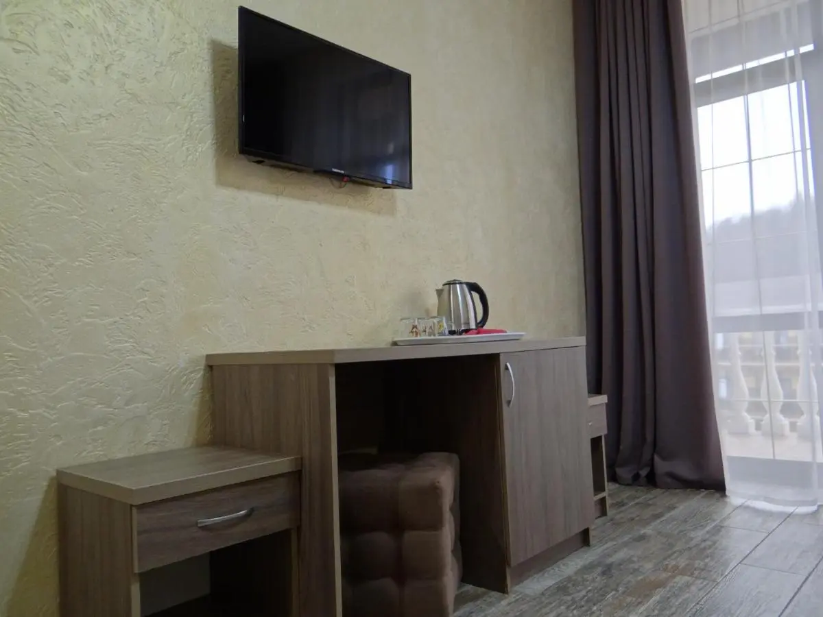 Лоо: Guest House Elion
