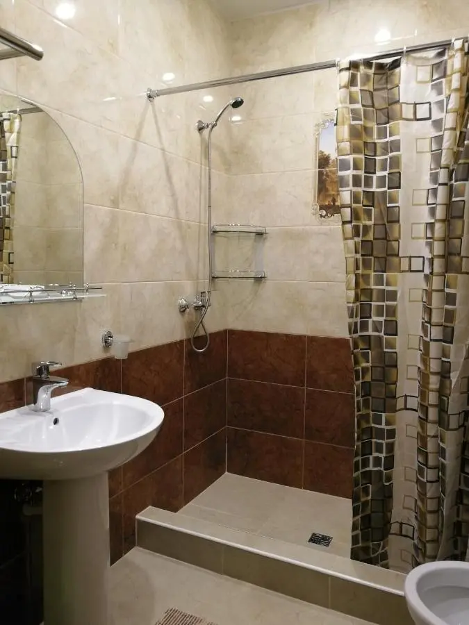 Лоо: Guest House Elion