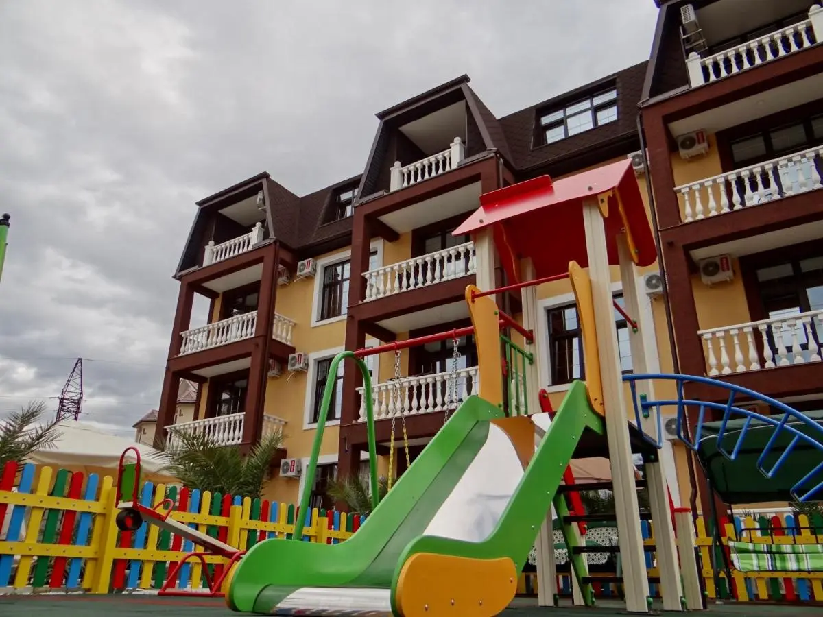 Лоо: Guest House Elion