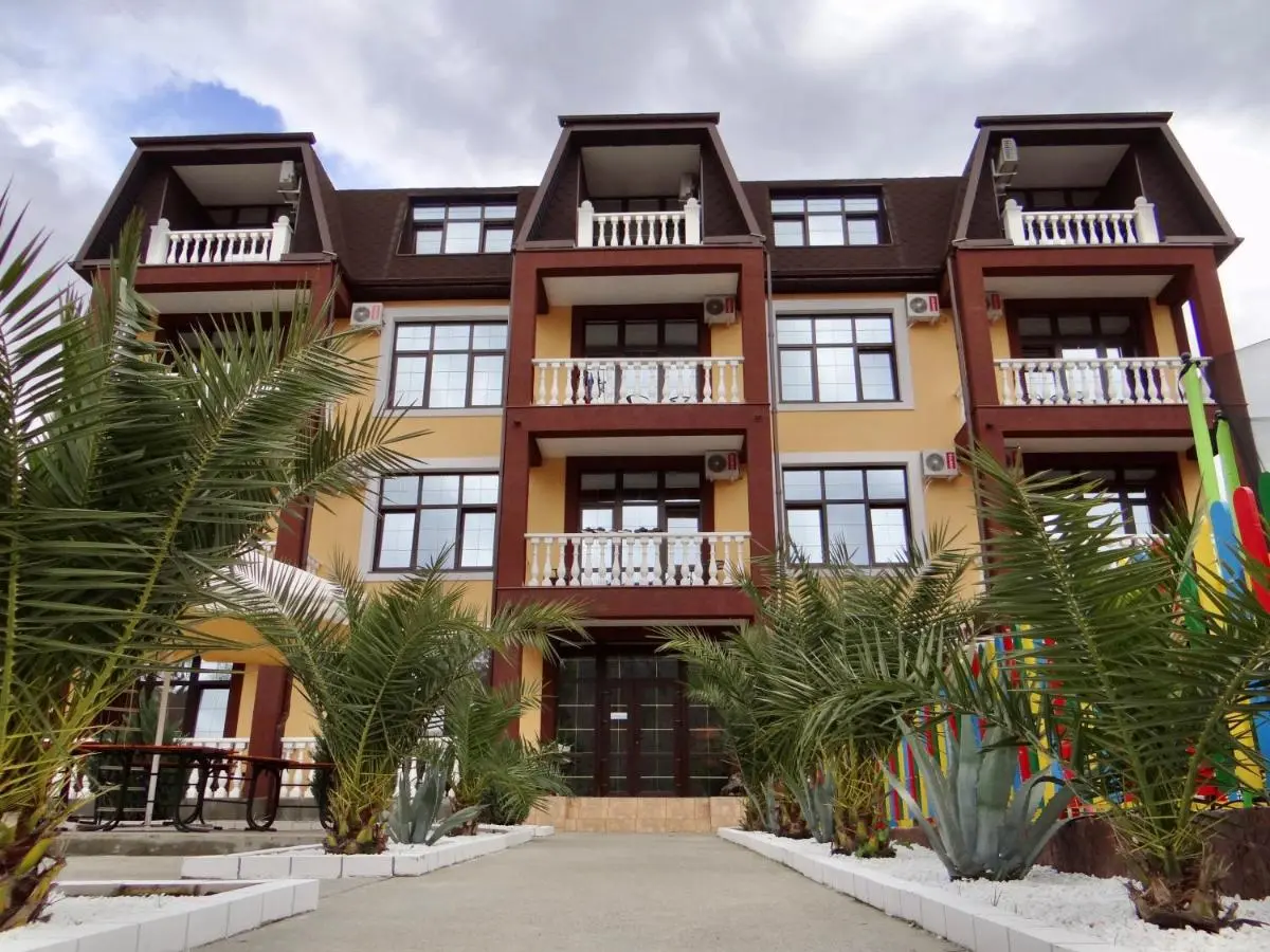 Лоо: Guest House Elion