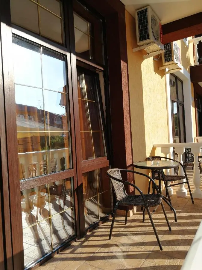 Лоо: Guest House Elion
