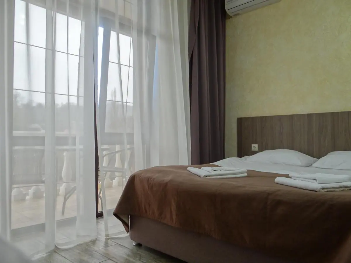 Лоо: Guest House Elion