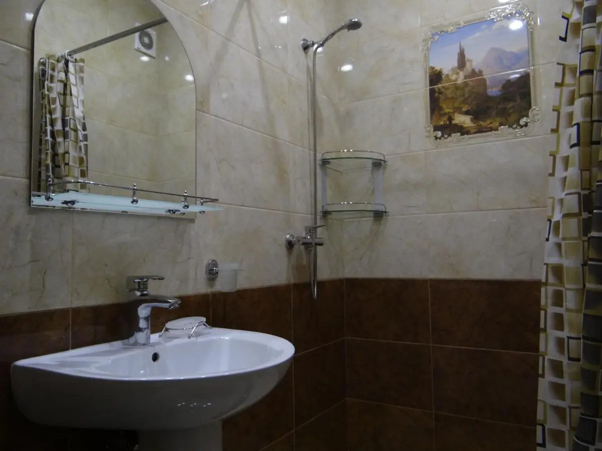 Лоо: Guest House Elion