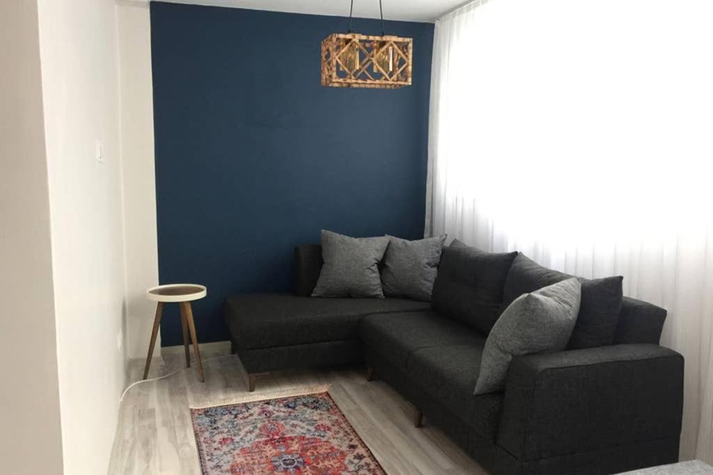 Стамбул: Small Istanbul Apartment Semi basement floor