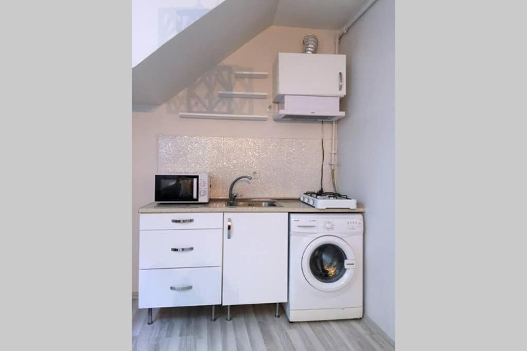 Стамбул: Small Istanbul Apartment Semi basement floor