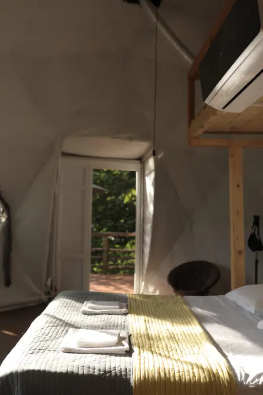 Амбролаури: Глэмпинг Wine Space