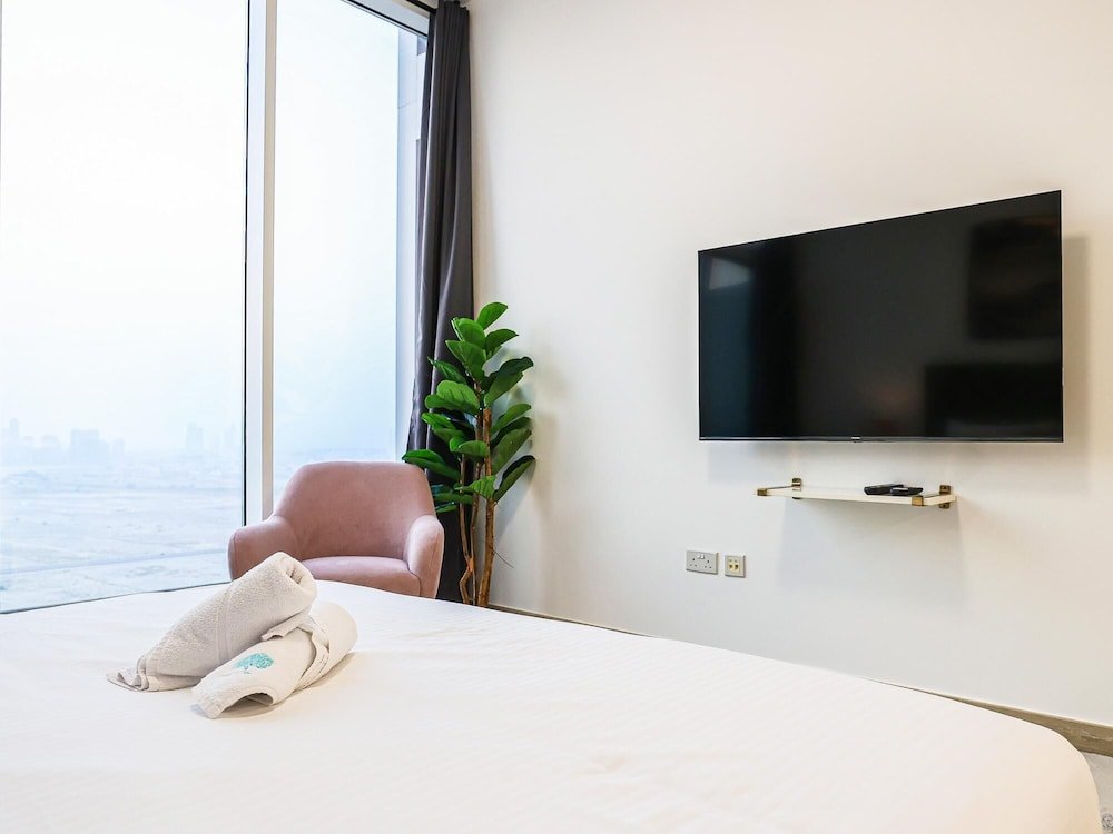 Дубай: Elite LUX Holiday Homes - Bloom Studio Luxury Meets Leisure in JVC Dubai