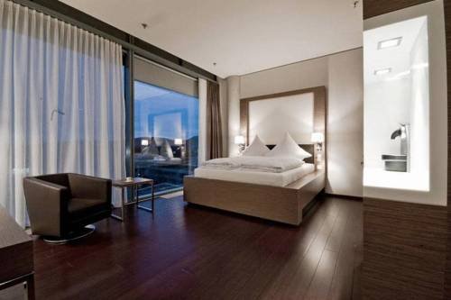 Дубай: HighlandHoward Johnson Bur Dubai