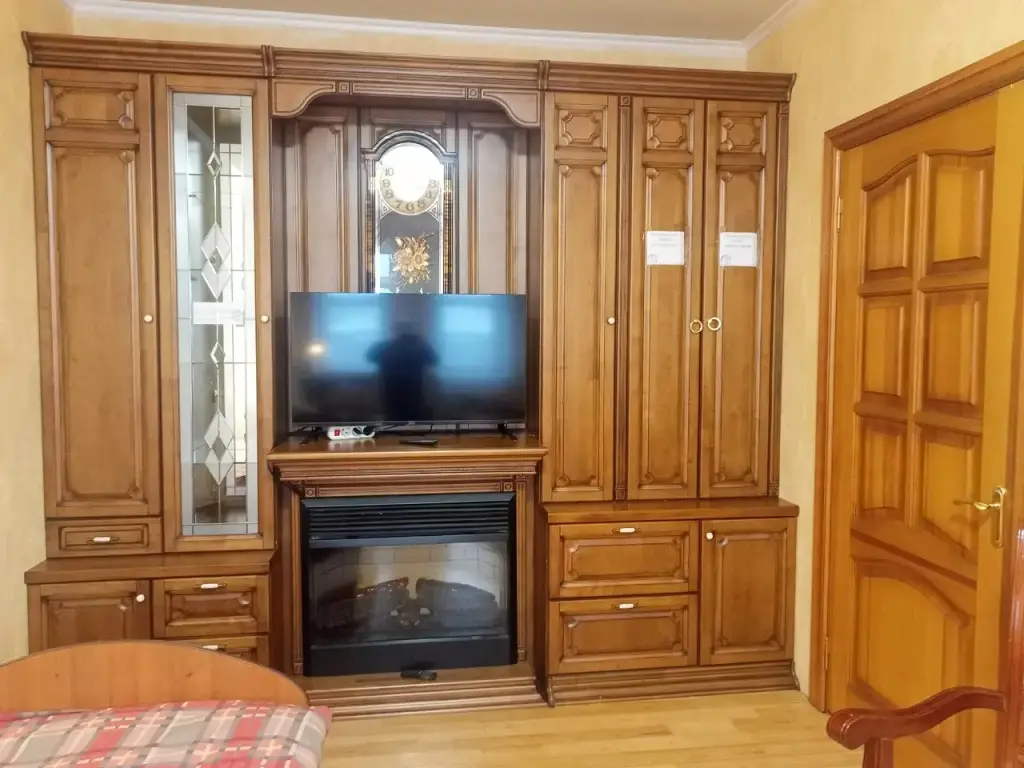 Квартира Уютная Двухкомнатная с Симпатичным Декор Камином — фото 1