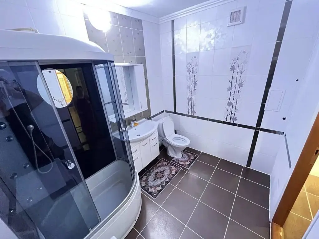 Атырау: Qazaq House (Казак Хаус) на улице Академика Бинеша Жарбосынова 71