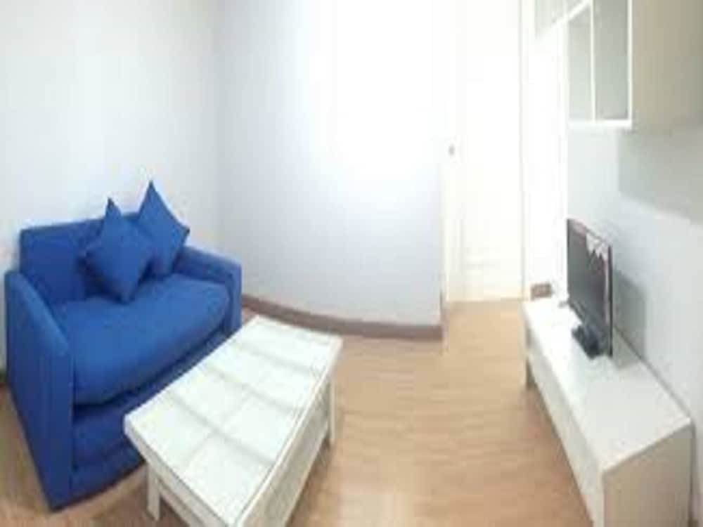 Room in Apartment - 2 King Beds With Taxi Meet&greet Service — фото 1