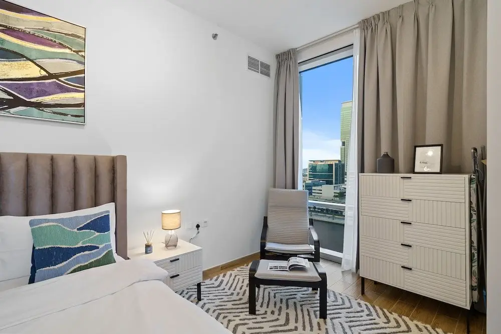 Дубай: Manzil - 1 BR Apt in Noora Tower w Canal Views