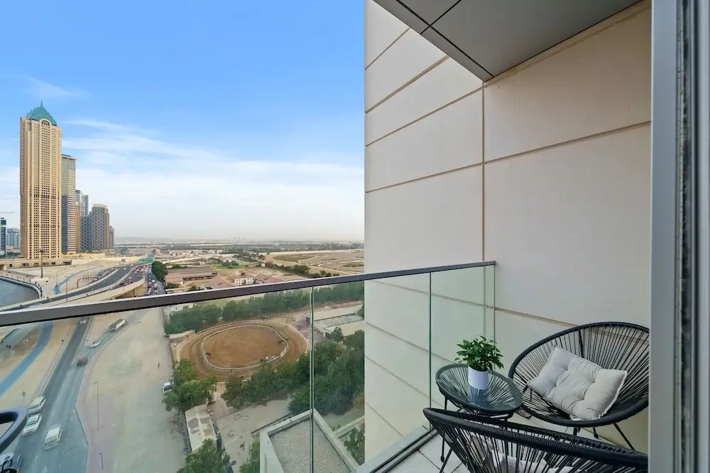 Дубай: Manzil - 1 BR Apt in Noora Tower w Canal Views